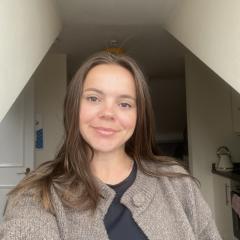 Amelie has long brown hair