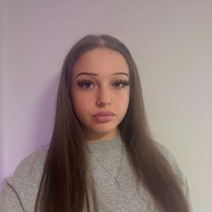 Jessie has long brown straight hair